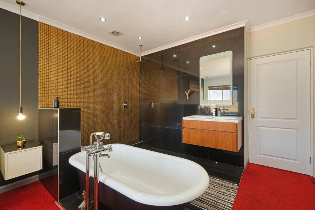 Modern Apartment *